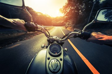 Boş asfalt yolda motosiklet