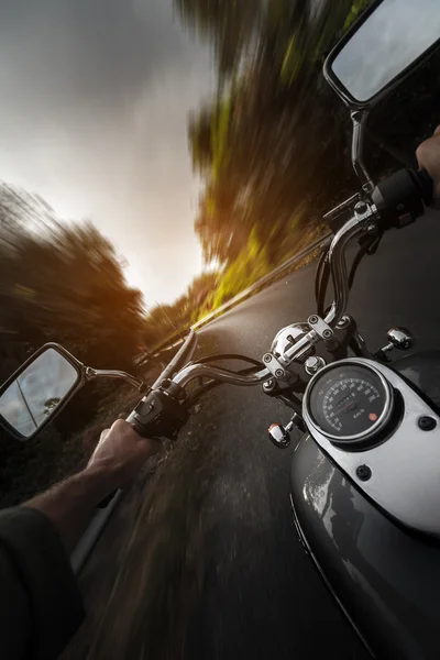 Motocicleta na estrada de asfalto vazia — Fotografia de Stock
