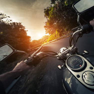 Boş asfalt yolda motosiklet