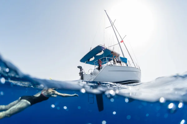 Navegando no barco — Fotografia de Stock