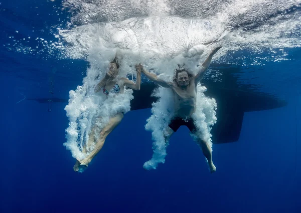 Sprung unter Wasser ins Meer — Stockfoto