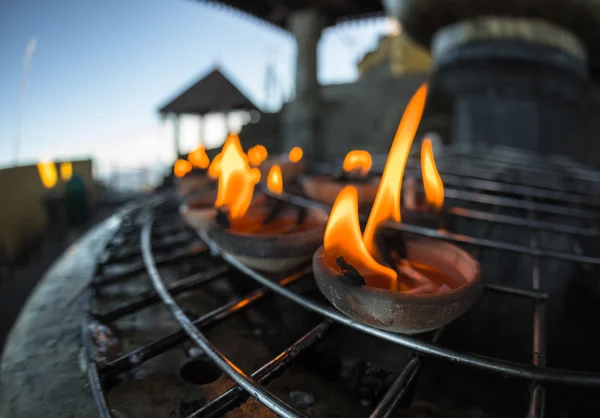 Velas queimando no templo — Fotografia de Stock
