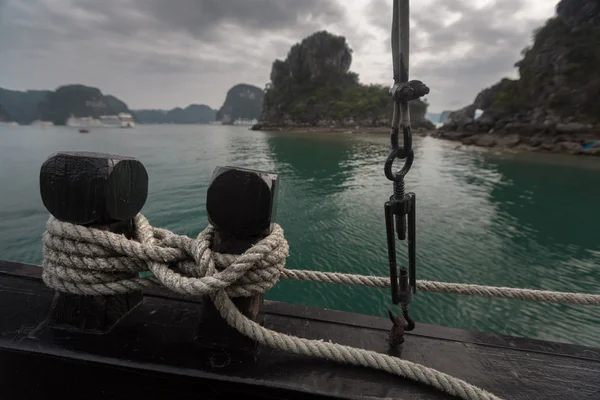 Rope on the wooden boat — Stock Photo, Image