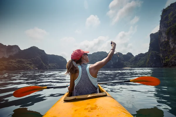 Signora sul kayak — Foto Stock