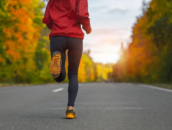 Lady running on the road — Stock Photo, Image