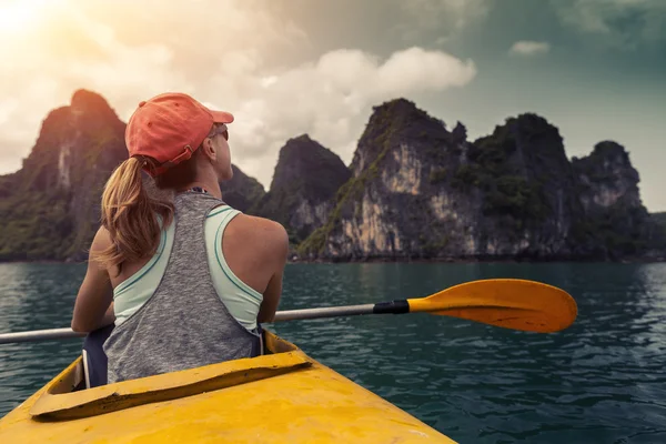 Señora en el kayak —  Fotos de Stock