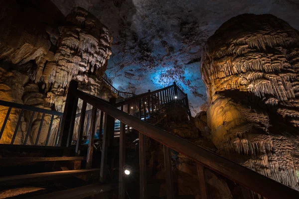 Opplyst grotte i Vietnam – stockfoto