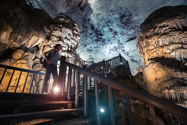 Cueva iluminada, Vietnam — Foto de Stock