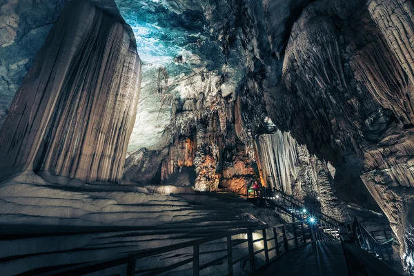 Beleuchtete Höhle, Vietnam — Stockfoto