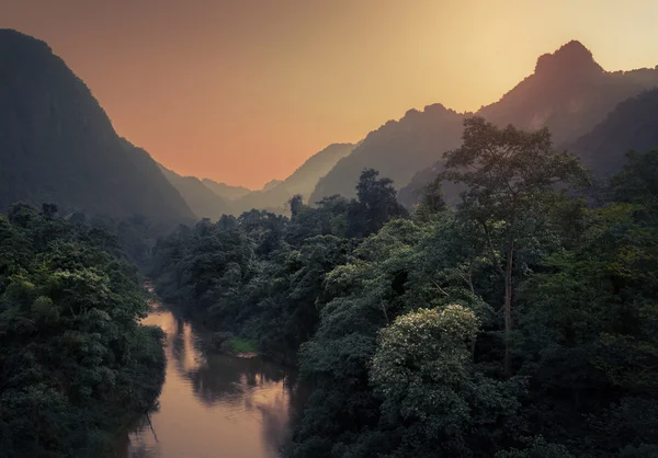 Lembah tropis dengan sungai — Stok Foto