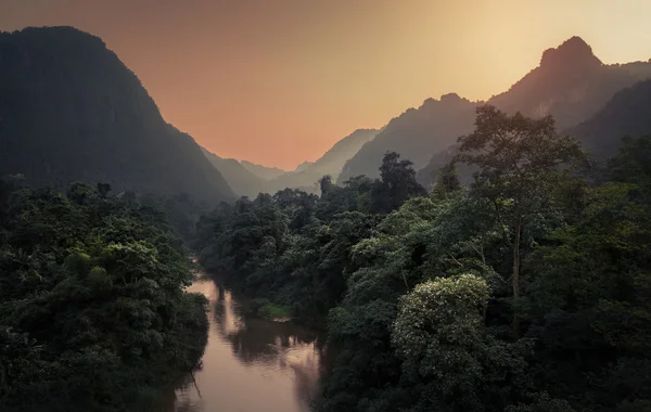 Valle tropical con río — Foto de Stock