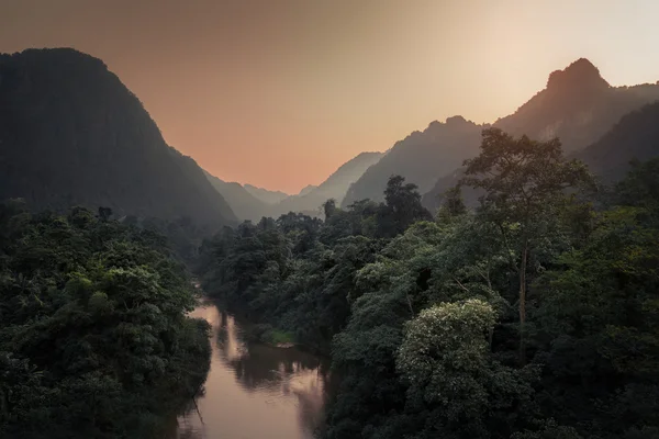 Vallée tropicale avec rivière — Photo