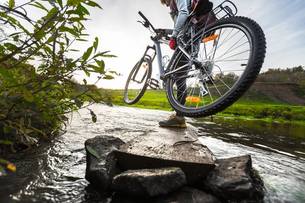 Signora con bicicletta — Foto Stock