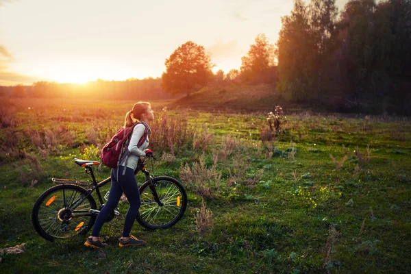 Senhora com bicicleta — Fotografia de Stock