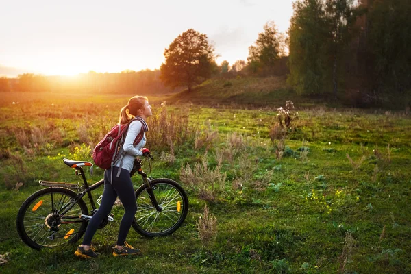 Senhora com bicicleta — Fotografia de Stock