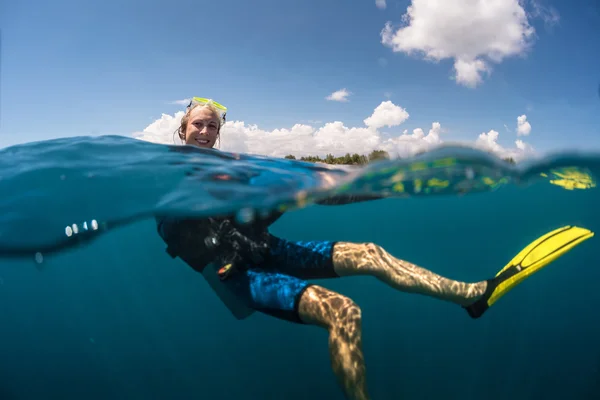 Buceador en el agua — Foto de Stock