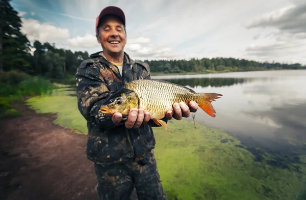 Fiskare med fisk — Stockfoto