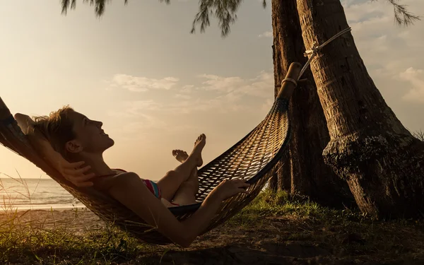 Lady på stranden — Stockfoto