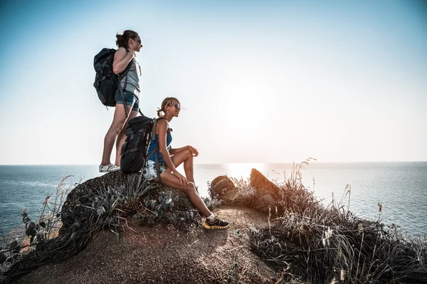 Hikers with backpack — Stock Photo, Image