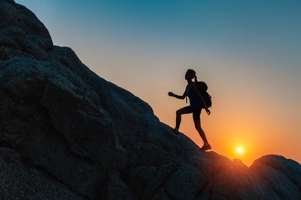 Wanderer mit Rucksack — Stockfoto