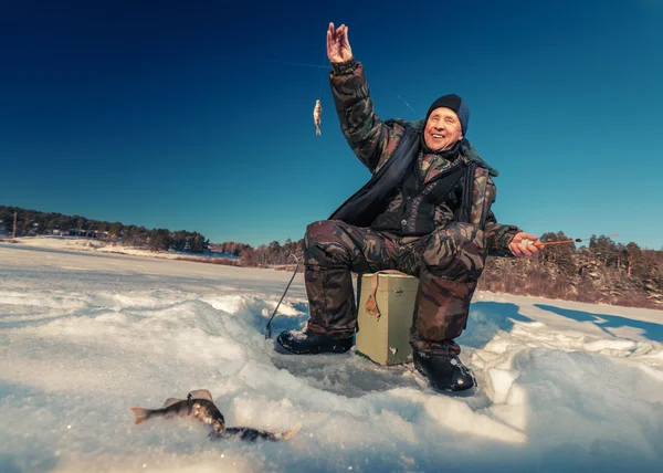 Pescador en el lago de invierno —  Fotos de Stock