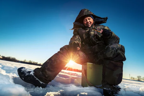 Fisherman on the winter lake — Stock Photo, Image