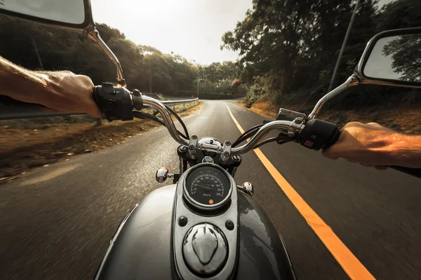 Homem montando a moto — Fotografia de Stock