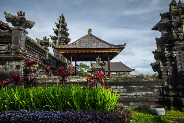 Balinesischer Tempel in Indonesien — Stockfoto