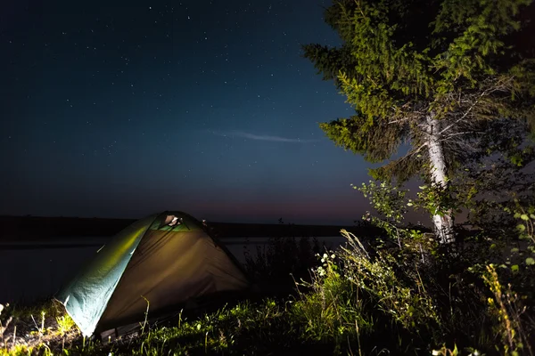 Tenda turistica nel bosco — Foto Stock