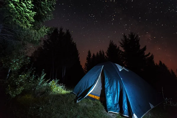 Turistický stan v lese — Stock fotografie