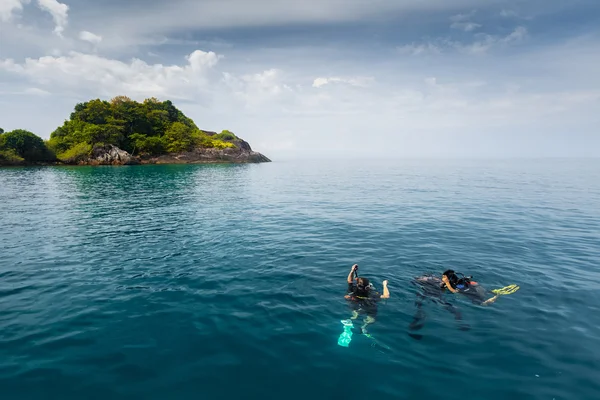 Mergulhadores no mar — Fotografia de Stock