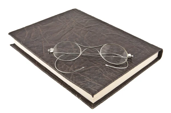 Книга і вінтажні окуляри — стокове фото