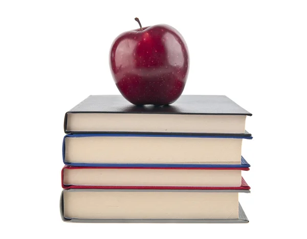 Bücher und reifer roter Apfel — Stockfoto
