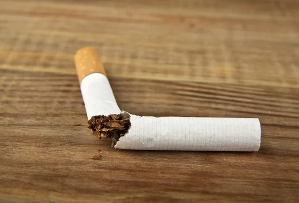Сломанная табачная сигарета — стоковое фото