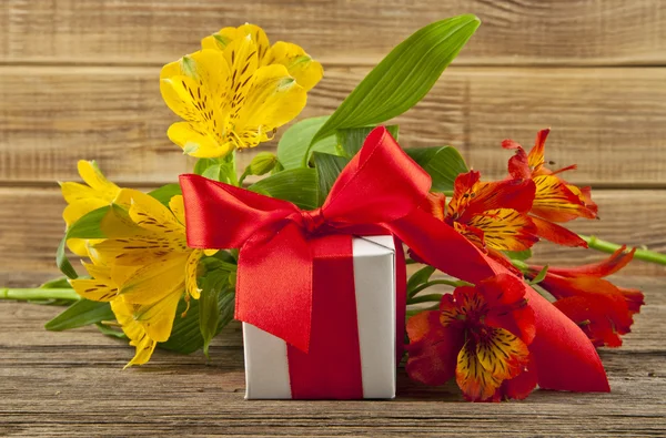 Blumenstrauß und Geschenkbox — Stockfoto