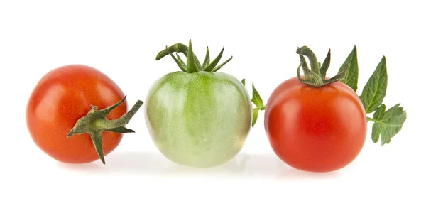 Tomates frescos rojos y verdes —  Fotos de Stock