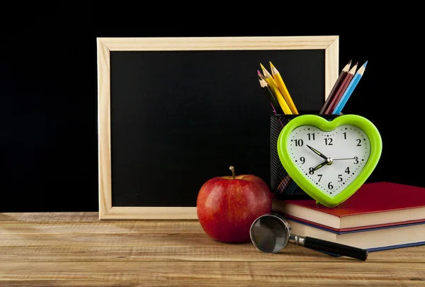 Maçã, lápis, livros e relógio — Fotografia de Stock