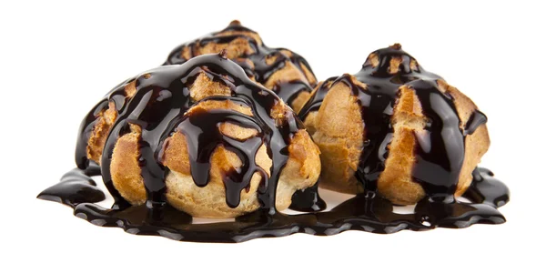 Zoete eclairs in een chocolade — Stockfoto