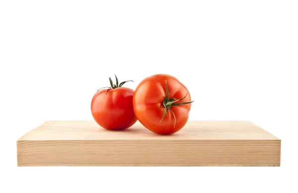 Dos tomates maduros en un escritorio de madera — Foto de Stock