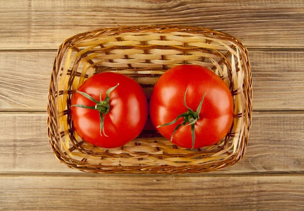 Pomodori maturi in cesto — Foto Stock