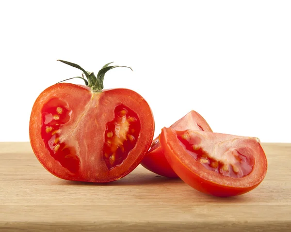 Tomate en rodajas sobre escritorio de madera — Foto de Stock