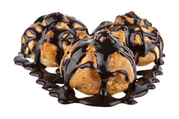 Söta eclairs i en choklad — Stockfoto