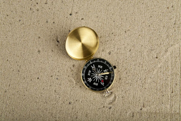 Turystyczny złoty kompas — Zdjęcie stockowe