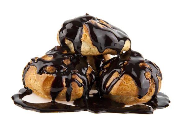 Söta eclairs i en choklad — Stockfoto