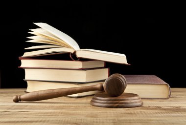 Kitaplar ve tahta tokmak