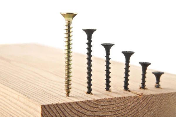 Parafusos metálicos em mesa de madeira — Fotografia de Stock