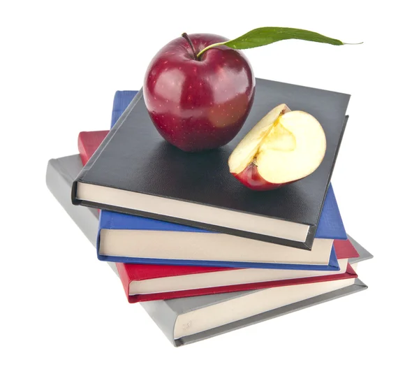 Βιβλία και ώριμα κόκκινα μήλα — Φωτογραφία Αρχείου