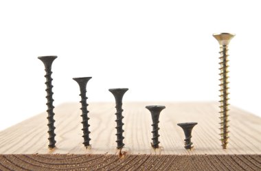 beyaz arkaplanda izole edilmiş vidalar