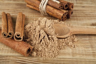 ahşap bir masa üzerine tarçın