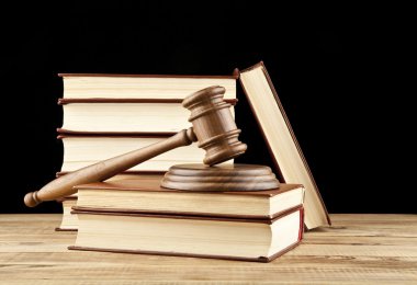 Kitaplar ve tahta tokmak